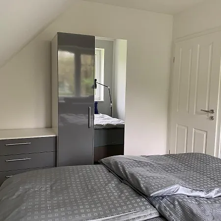 Vogelzug Ferienwohnung: Cozy Family Retreat In Vollerwiek